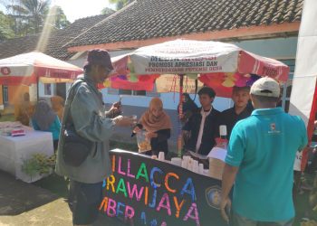 Stan Silacca UB Bagikan Tester Keripik dan Minuman Fermentasi Salak